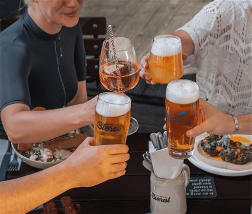 Foto_Bartl_anstoßen.png