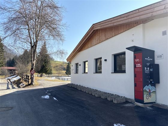 E-Bike Akkuladestation mit Spind - Almbad Landl