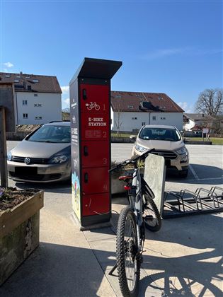 E-Bike Ladestation mit Spindfach - Franziskibad