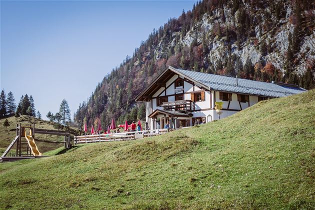 Höhlensteinhaus mit Spielplatz