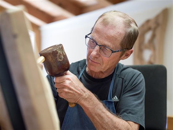 Holzbildhauer Stefan Käser Arbeit Holz