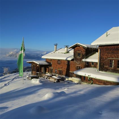 Vorderkaiserfeldenhütte im Winter