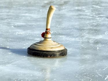 Überdachte Eisstockbahn Funarena Hallo du