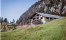 Höhlensteinhaus mit Spielplatz